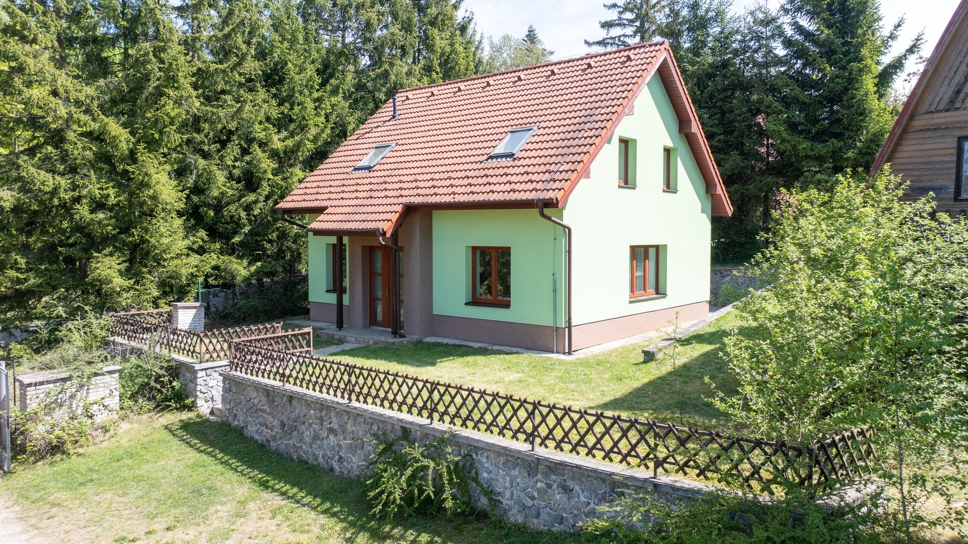 Prostorný rodinný dům 5+1 s terasou, zahradou a možností odkupu chaty – Češkovice, Blansko